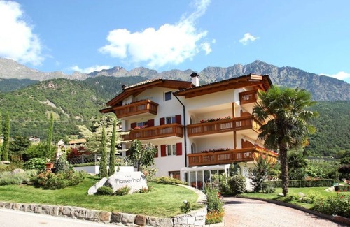 Lagundo Apartment | Sunny vacation apartment with brine outdoor pool on the Algunder Waalweg