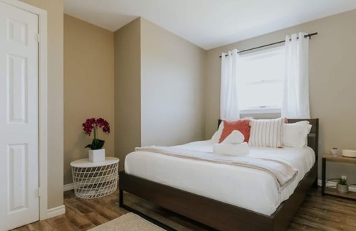 Innisfil Cottage | Sunny Villa w/Hot Tub + Volleyball Net & Fire Pit - Escape, Play & Unwind