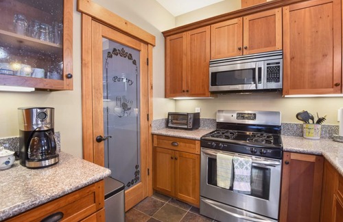 Tahoe Vista House | Sunny Woods Acres | 5 min to Kings Beach | Tahoe City Golf & Adventure Park