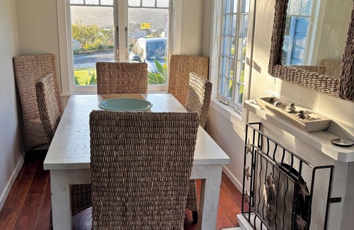Raglan Cottage | Sunnynook Cottage Sea Views Top Location, walking distance to town.