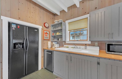 Bayside House | SunnySide Cottage with Pen Bay Views in Bayside