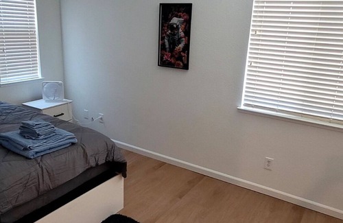 Roosevelt Apartment | Sunnyside Door Room 2