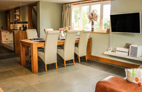 Aymestrey Cottage | SUNNYSIDE, family friendly, with hot tub in Yarpole