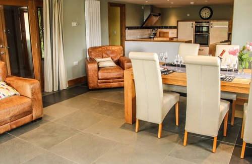 Aymestrey Cottage | SUNNYSIDE, family friendly, with hot tub in Yarpole