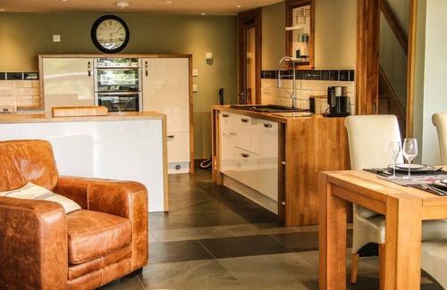 Aymestrey Cottage | SUNNYSIDE, family friendly, with hot tub in Yarpole