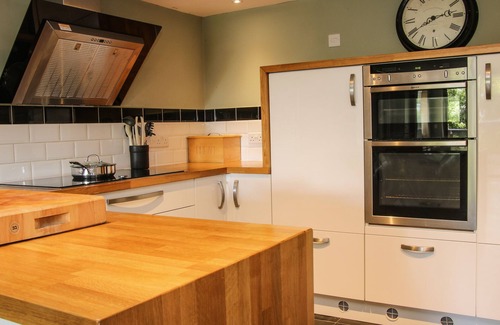 Aymestrey Cottage | SUNNYSIDE, family friendly, with hot tub in Yarpole
