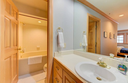 Salt Lake Mountain Resorts Condo | Sunnyside Lodge - ski-in/out to Snowbird