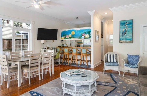 Old Town Apartment | Sunnyside Up by Brightwild Pool Parking