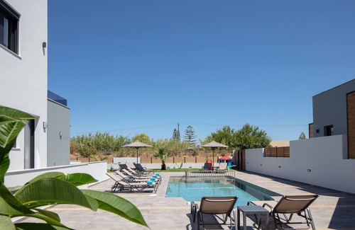 Pigianos Kampos Villa | Sunnyside Villa I, Just Steps to the Beach