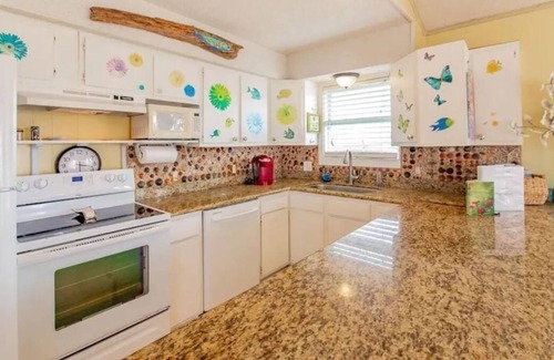 Surfside Beach House | SunRay! 2nd Row, Ocean View, Walk to Beach, 3 Bedrooms, 2 Bathrooms, Family Home
