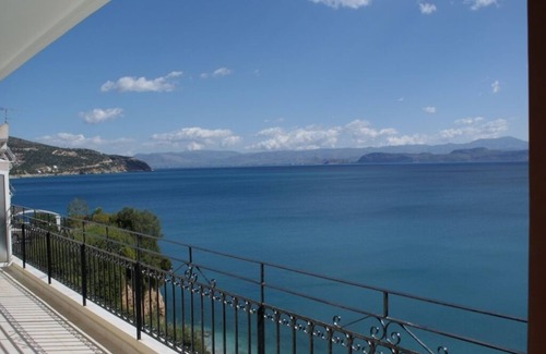 Kefalari Apartment | Sunrise 2 Apartment - Beautifully Located Air Conditioned Apartment Above Beach