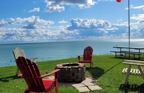 Romney Cottage | SUNRISE BAY has a panoramic view of Lake Erie with a private beach.