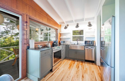 New Fairfield House | Sunrise Bungalow - Lake and Mountains View