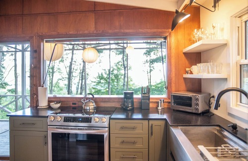 New Fairfield House | Sunrise Bungalow - Lake and Mountains View