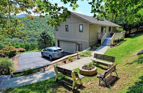 Seven Devils Ski Chalet | Sunrise Over Seven Devils-Open for Bookings! Hot Tub, Pool Table, WIFI