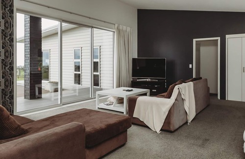 New Plymouth House | Sunrise Sanctuary Sleeps 10 Spa Pool