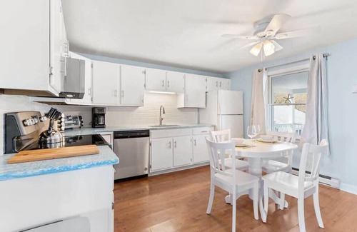 Rye Apartment | Sunrise Sanctuary | Walk to Wallis | Ocean Views