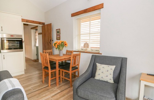 Long Sutton Cottage | SUNRISE STABLE, family friendly, with open fire in Long Sutton