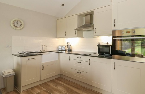 Long Sutton Cottage | SUNRISE STABLE, family friendly, with open fire in Long Sutton