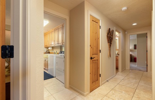Sunriver House | SUNRIVER, 3 King Suites+Bunk Room! On 14th Green, Hot Tub, Bikes, 10 SHARC Pass