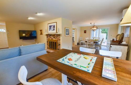 Eastham House | Sunroom Mins to Beaches Views of Marsh