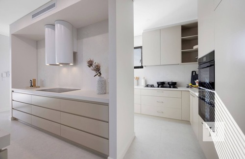 Morisset Park House | Sunset and Serenity Trinity - Luxury Lakefront Living with Relaxed Leisure