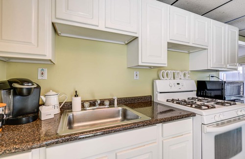 Irving Cottage | Sunset Bay Cottage w/Fire Pit: Walk to Beach!