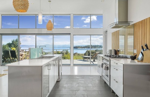 Alonnah House | Sunset Bay Escape- A spectacular place to unwind with a loved one or friends