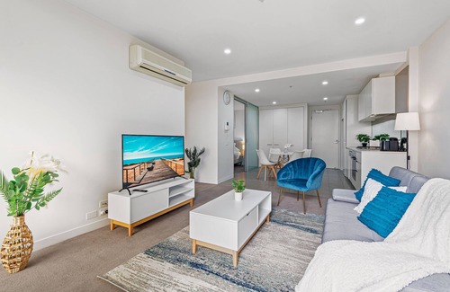 Malvern Apartment | Sunset city views from a top-floor stay with pool, gym, sauna, garden and secure parking. Supermarket and dining on-site. Close to parks, beaches, universities and shopping—great for business trips, family visits or Melbourne getaways.