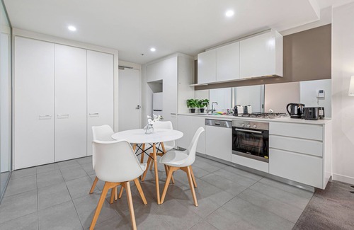 Malvern Apartment | Sunset city views from a top-floor stay with pool, gym, sauna, garden and secure parking. Supermarket and dining on-site. Close to parks, beaches, universities and shopping—great for business trips, family visits or Melbourne getaways.