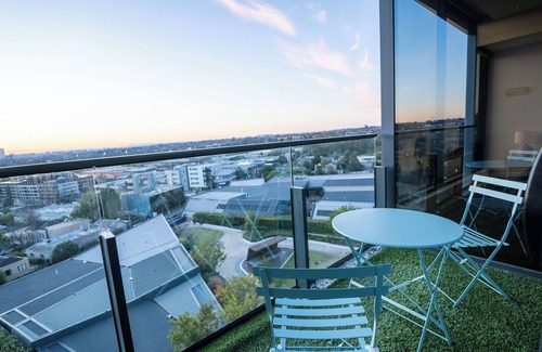 Malvern Apartment | Sunset city views from a top-floor stay with pool, gym, sauna, garden and secure parking. Supermarket and dining on-site. Close to parks, beaches, universities and shopping—great for business trips, family visits or Melbourne getaways.