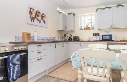 Swimbridge Cottage | SUNSET COTTAGE, romantic, with hot tub in Barnstaple