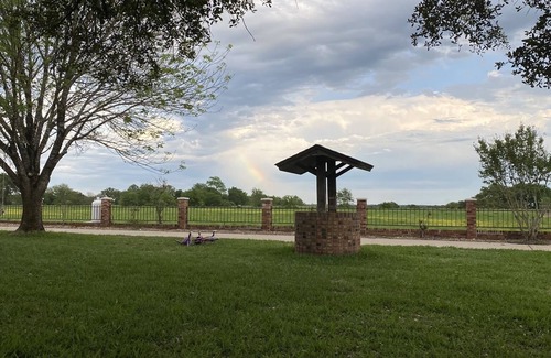 Bryan House | Sunset Farm in Aggieland - Country Life 15 miles from Kyle Field - up to 14 ppl