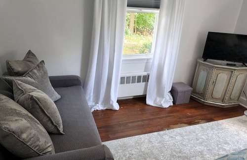 North Stonington Cottage | Sunset Farm view Cottage 8 miles to beaches, wineries & Casinos