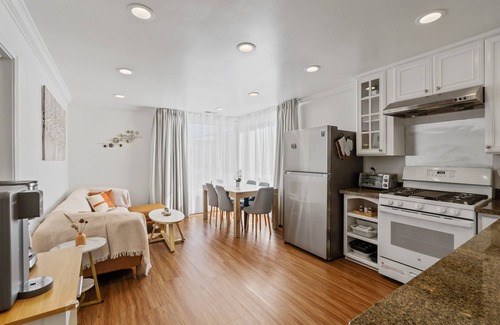 Parkside House | Sunset Haven: Cozy Corner House with lots of Light