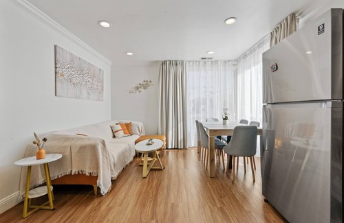 Parkside House | Sunset Haven: Cozy Corner House with lots of Light