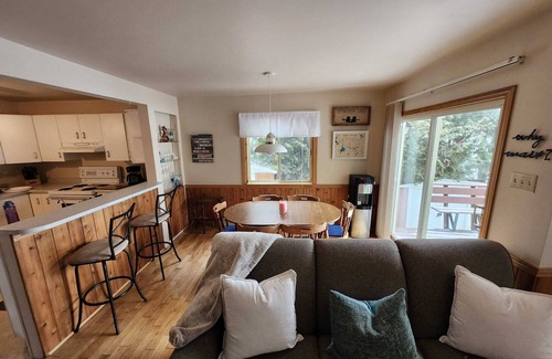 Fenelon Falls Cottage | Sunset Haven in Fenelon Falls - Beautiful weed-free waterfront with AC/WIFI! n