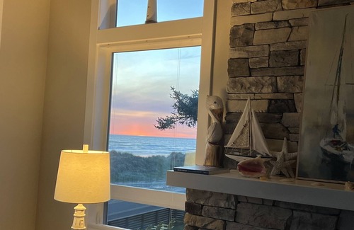 Neahkahnie Beach House | Sunset Hideaway ~ Oceanfront across from the beach, 14 min walk to restaurantsn