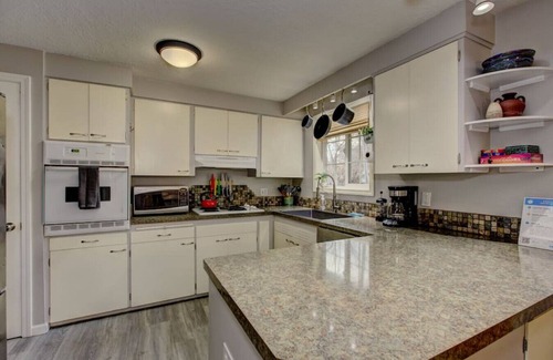 Sunset House | Sunset Home Pet Friendly Fenced Yard/Foothills