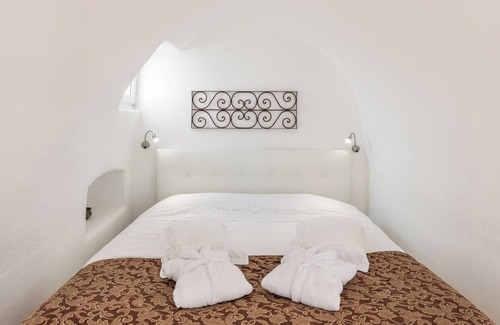 Oia Hotel | Sunset Honeymoon Suite with Private Whirlpool & Caldera View