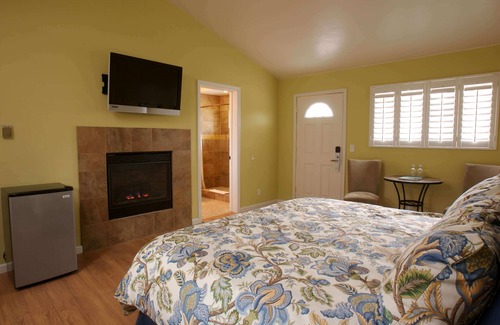 Pacific Grove Bed & Breakfast | Sunset Inn - Charming Beautiful Inn (Third Cabin)