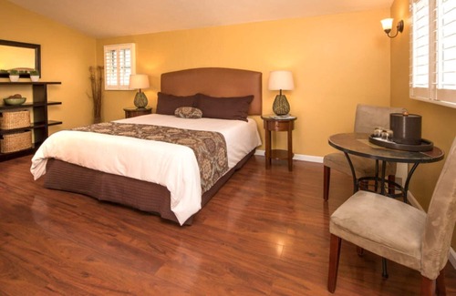Pacific Grove Bed & Breakfast | Sunset Inn - Charming Beautiful Inn (Third Cabin)