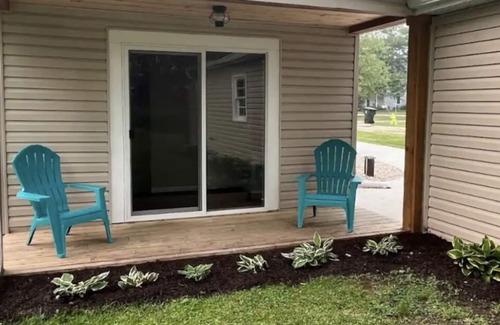 Twin Lakes House | Sunset Lakehouse: lake view, steps from beach and easy commute to Lake Geneva!