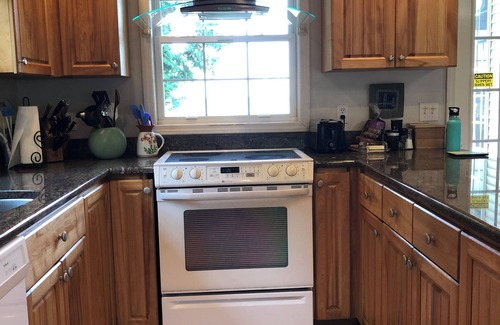 St Ignace Cottage | Sunset Lodge - right on Lake Michigan! Swim or watch the freighters go by
