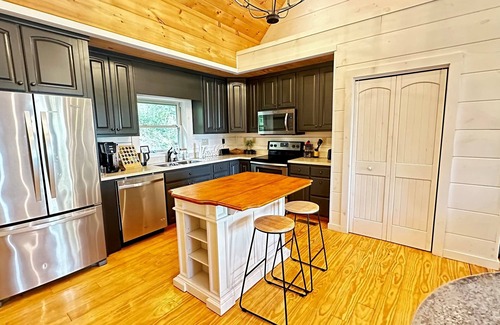 Wolf Laurel Cabin | Sunset Mtn View*Massage Chair*Hot Tub*Game Rm*Hiking*near Hatley Pointe*Fire Pit