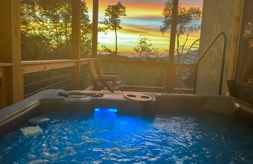 Wolf Laurel Cabin | Sunset Mtn View*Massage Chair*Hot Tub*Game Rm*Hiking*near Hatley Pointe*Fire Pit
