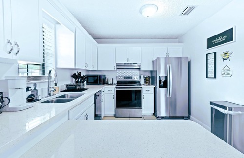 BallenIsles House | Sunset Oasis ☆ Digsify ☆ Relaxing Vacation Home with Jacuzzi ☆ Near Beaches