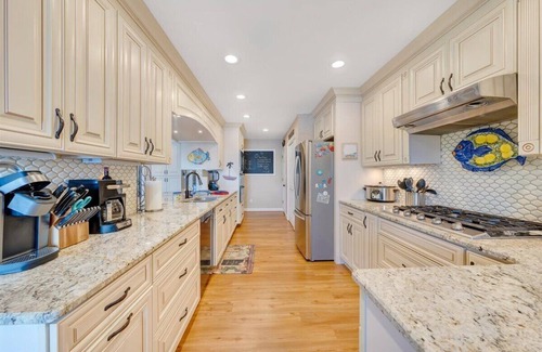 Huddleston House | Sunset Paradise: A Private Retreat. Come Relax, Refresh & Renew!