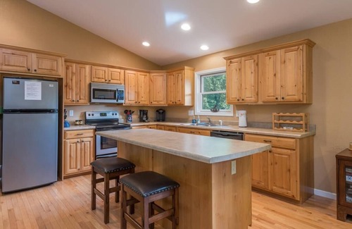 Burnsville Cabin | Sunset Ridge! Hot tub+Fire Pit+Grill, WiFi, Mtn Views, Easy Access, Nearby Town!