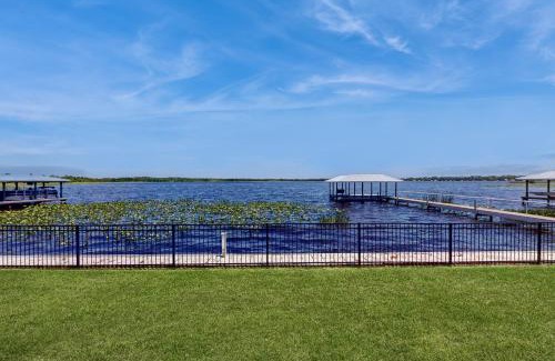 Sebring House | Sunset Serenity at Lake Josephine